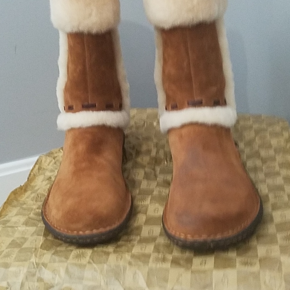 *RARE* Ugg boots size 7 almost like new - Picture 2 of 6